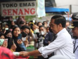 Kunjungi Pasar Tramo, Presiden Salurkan 1000 Paket Sembako