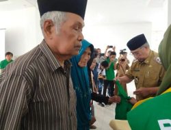 Bersama Baznas Parepare, Pangerang Rahim Distribusikan Zakat untuk Dhuafa