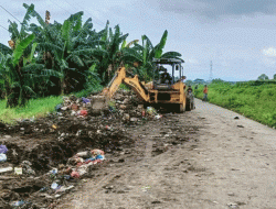 Satgas Kebersihan Kecamatan Manggala Bersihkan Tumpukan Sampah di Perbatasan Gowa-Makassar
