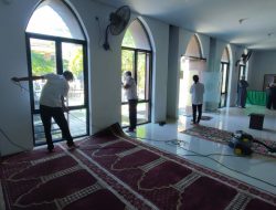 Harper Perintis Makassar Bersih-bersih Masjid, Dirangkaikan dengan Pembagian Takjil
