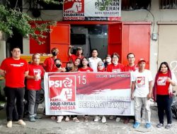 Harapkan Keberkahan Ramadan, DPD PSI Kota Makassar Bagikan Ratusan Takjil ke Pengguna Jalan