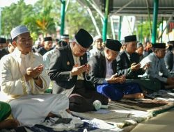 Taufan Pawe bersama Masyarakat Tunaikan Salat Idulfitri 1444 H di Alun-alun Lapangan Andi Makkasau