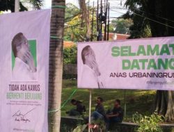 Jelang Kebebasan Anas Urbaningrum, Pendukung dari Pagi Bawa Spanduk di Lapas Sukamiskin