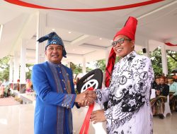 Peringati Hardiknas, Ilham Azikin Serahkan Sejumlah Penghargaan ke Guru Teladan
