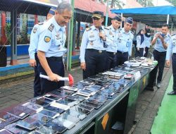 Kepala Divisi Pemasyarakatan Musnahkan Barang Sitaan Lapas Makassar