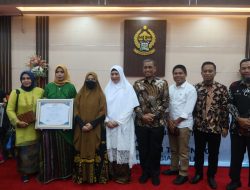 Sarifa Halijah Terima Penghargaan Apresiasi Perempuan Inspiratif dari Iriana Jokowi