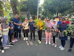 Perwosi dan PIII Bagikan Ratusan Bibit Tanaman ke Warga Makassar