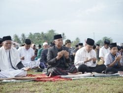 Doakan Almarhum Syukur Bijak saat Salat Iduladha, Bupati Basmin Sangat Berduka