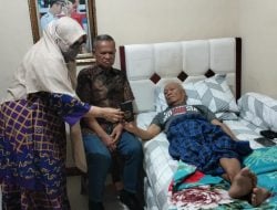 Bersama Sang Istri, Basmin Mattayang Jenguk Datu Luwu