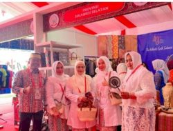 Di Hadapan Iriana Jokowi, Ketua Dekranasda Takalar Pamerkan Produk Tas Anyaman Dari Serat Lontar