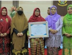 Siti Aisyah Dari Dinkes Takalar, Raih Penghargaan Perempuan Berjasa dan Berprestasi Tingkat Sulsel