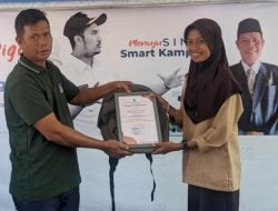 Kadiskominfosandi Sinjai Serahkan Hadiah Pemenang Reels Competition