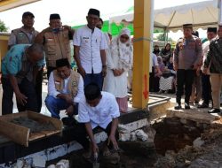 Ketua DPRD Makassar Rudianto Lallo Meletakkan Batu Pertama Sebagai Simbol Renovasi Masjid Al Kautsar