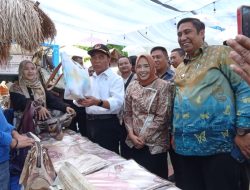 Menko PMK Kunjungi Desa Sudirman, Sempat Borong Hasil Kerajinan Warga