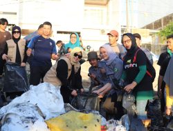 Erna Rasyid Taufan Bareng Puluhan Komunitas Lakukan Aksi Bersih-bersih Sampah di Anjungan Cempae