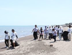 Jaga Lingkungan, Nelayan Ganjar Ajak Pemuda Pesisir Makassar Gotong Royong Bersihkan Pantai
