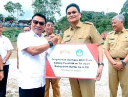 KSP Moeldoko Serahkan DAK Fisik ke Bupati Barru, Tekankan Perbaikan Sarana dan Prasarana Belajar