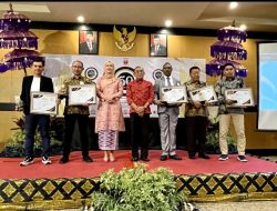 Rektor Universitas Papua Meky Sagrim Terima Penghargaan Nasional “The Best Leading University in Education Quality Excellent of the Year”