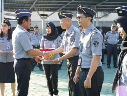 Liberti Sitinjak Beri Penghargaan Pegawai Teladan