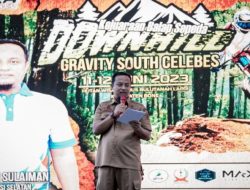 Gubernur Sulsel Serahkan Hadiah Rp65 Juta ke Peraih Juara Balap Sepeda Downhill Gravity South Celebes