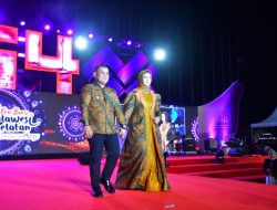 Pj Bupati Sinjai Bersama Istri Tampil Gagah dan Anggun di Fashion Show Batik Khas Sulsel dan Tenun