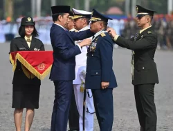 Pangkoops Udara II Terima Tanda Kehormatan Pada HUT ke-78 TNI