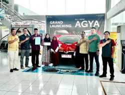 Kalla Toyota Serahkan Grand Prize Toyota Agya ke Pelanggan Asal Polman