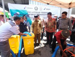 Wabup Gowa Rauf Malaganni Serahkan Bantuan Pompa Air kepada 1.091 Petani