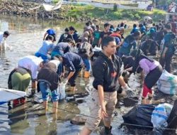 Pemkot Parepare Terjunkan Petugas Kebersihan Bersihkan Sampah di Anjungan Cempae