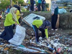 Bersama TNI-Polri dan Masyarakat Kecamatan Soreang Bersihkan Pantai Cempae