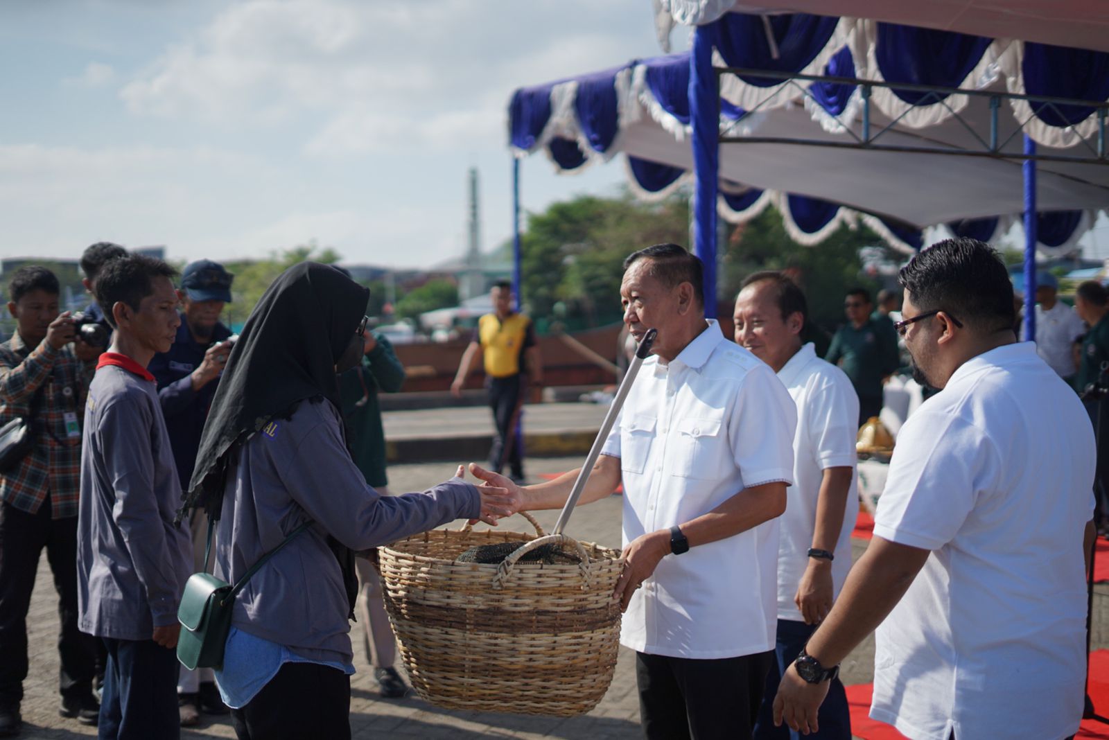 Hamka B Kady Ikut Bersih-bersih Pelabuhan Paotere Bersama 200 Warga