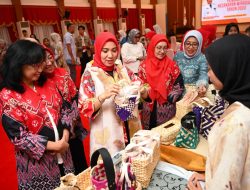 Tutup PKW Dekranasda, Sofha Marwah Bahtiar Gunakan Baju Berbahan Kain Ecoprint Karya Sendiri