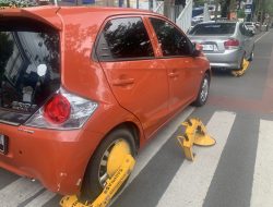 Belasan Kendaraan di Makassar Digembok Paksa Karena Parkir Sembarangan, Dishub: Tidak Ada Lagi Toleransi