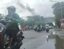 Mahasiswa Demo di Depan Kampus  I UINAM, Kendaraan Mengular Terjebak Macet