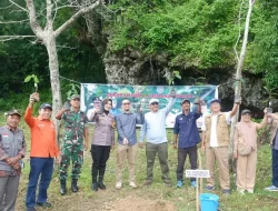 Pj Gubernur Sulsel Tanam Sukun di Rammang-rammang