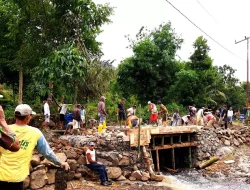 Warga Bungaya Gowa Gotong Royong Bangun Jembatan, Tantang Sulitnya Akses Akibat Tanah Longsor