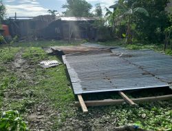Warga Papanloe Diterjang Angin Kencang, Huadi Group Turun Salurkan Bantuan