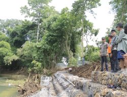 Pj Bupati Kunjungi Pembangunan Tanggul Bantaran Sungai Pangkarode Kecamatan Polongbangkeng Selatan