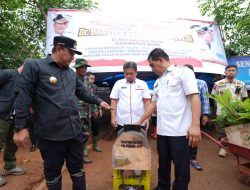 Pj Gubernur Sulsel Serahkan Bantuan Alat Perajang Pisang untuk Kecamatan Mare 
