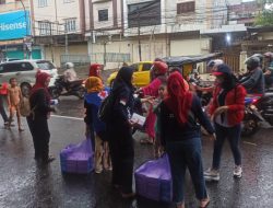 Momentum Ramadan, Relawan Sibat PMI Makassar Bagikan Takjil dan Nasi Kotak ke Pengguna Jalan