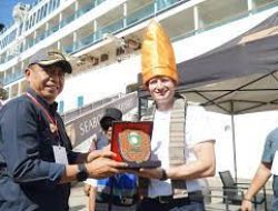 Bawa Ratusan Wisatawan Asing, Pj Wali Kota Parepare Sambut Kedatangan Kapal Pesiar MV Seabourn Odyssey