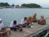 Terhambat Jaringan Internet, Siswa SMPN 31 Sinjai di Pulau Sembilan Selesaikan Ujian Sekolah di Dermaga