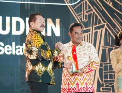 Pj Gubernur Sulsel Terima Penghargaan CNN Indonesia Awards 2024