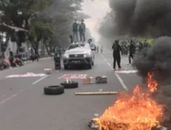 Mahasiswa Tutup Jalan saat Demo, Warga Tak Segan-segan Menerobos Blokade yang Dipasang
