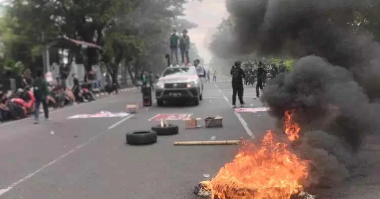 Mahasiswa Tutup Jalan saat Demo, Warga Tak Segan-segan Menerobos Blokade yang Dipasang