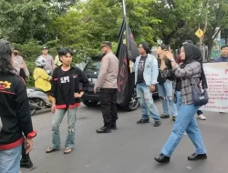 Mahasiswa Gelar Demo di Makassar, Pengendara: Sudahmi, untuk Eksistensiji, demi Konten