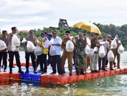 Tebar 250 Ribu Benih, Pj Gubernur Bahtiar Target Wajo Jadi Pusat Ikan Air Tawar