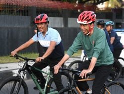 Presiden Jokowi dan Mentan Amran Sepedaan Bareng di Lombok