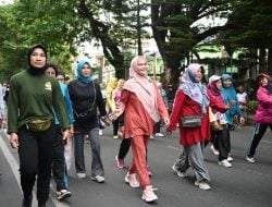 Pj Ketua TP PKK Sulsel Senam Bareng Warga di CFD Sudirman