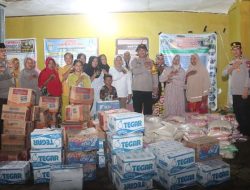 Kapolres Wajo Berikan Bantuan Sosial kepada Korban Banjir di Dua Desa Kecamatan Keera